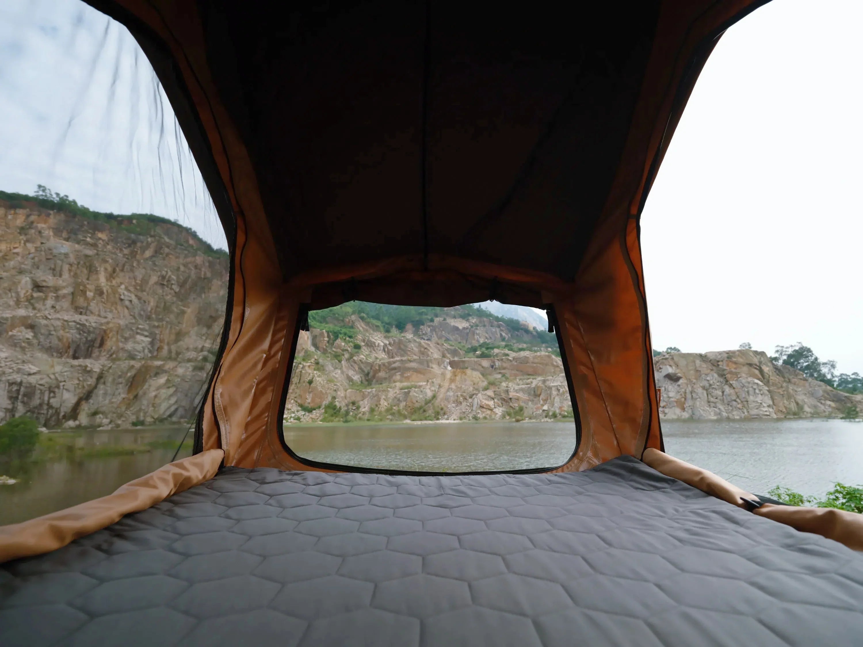 Camping Roof Tent Triangle Hard Shell Aluminum Car Roof Top Tent Bush Cruiser V2 Pro