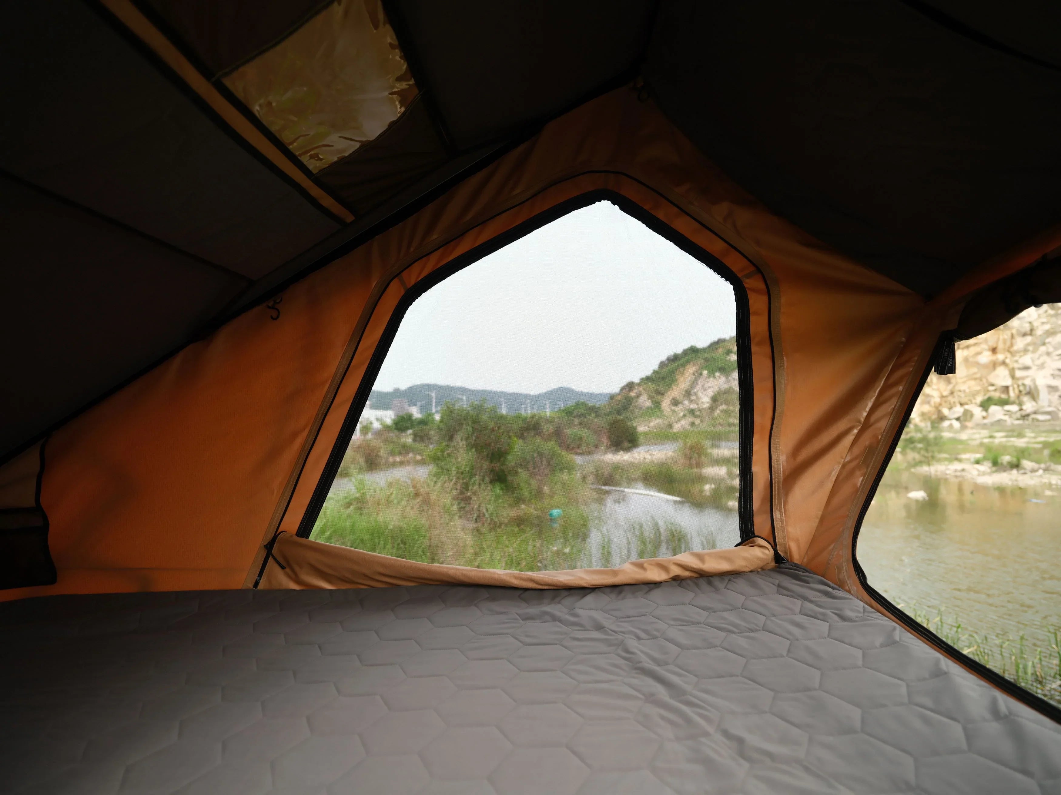 Camping Roof Tent Triangle Hard Shell Aluminum Car Roof Top Tent Bush Cruiser V2 Pro