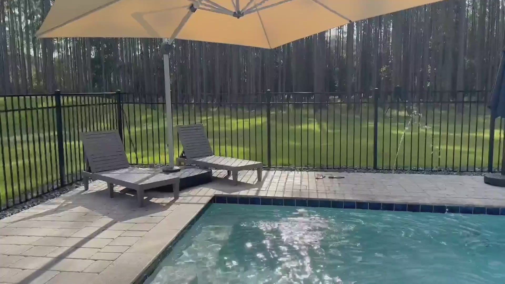 Load video: Premium Cantilever Patio Umbrella – Square &amp; Round | 3m to 4m | White &amp; Beige